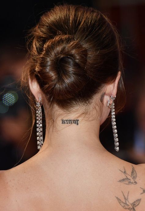 Back Of Neck Tattoo Words, Tattoo Behind Neck, Behind Neck Tattoo Woman, Behind Neck Tattoo, Dakota Johnson Style, Phoenix Tattoo Design, Ink Doodles, Neck Tattoos Women, Back Of Neck Tattoo