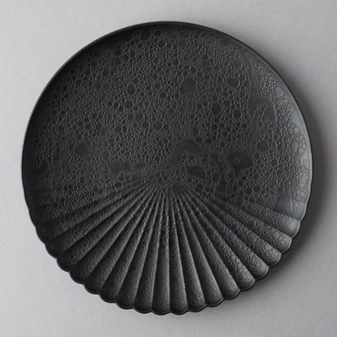 Black Clay Pottery, Handmade Ceramic Plates, Pottery Platters, Ceramics Plates, Beginner Pottery, Ceramic Glaze Recipes, Pottery Platter, Organic Ceramics, Ceramic Texture