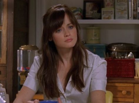 Love Rory's hair in Season 7 Rory Season 6 Hair, Rory Style, Change Personality, Fringe Inspiration, Rory Gilmore Hair, Gilmore Style, Alexis Bledel, How To Style Bangs, Rory Gilmore