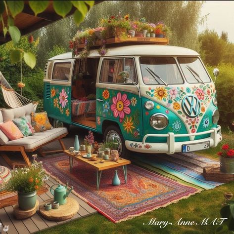 Car Paint Jobs, Hippie Bus, Combi Vw, 1970s Style, Car Paint, Car Painting, Vw Bus, Paint Job, Ceramic Painting