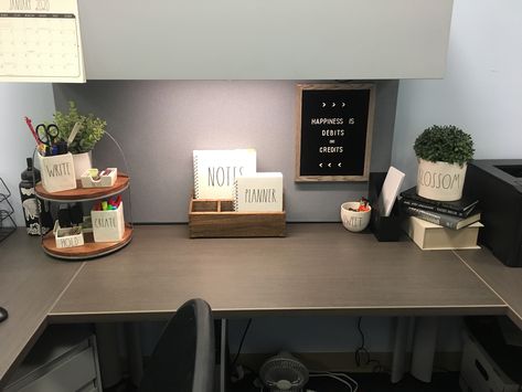 Job Desk Decor, Homey Cubicle Work Spaces, Cool Cubicle Decor, Cubicle Decor Office Minimalist, Zen Office Cubicle, Blue Cubicle Decor, Office Decor Cubicle Workspaces, Gray Cubicle Decor, Call Center Desk Decor