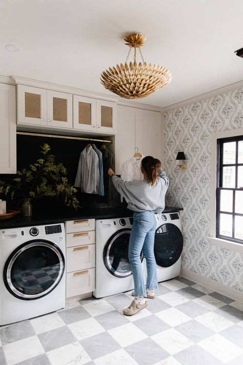 Colonial Laundry Room, Laundry Room Pictures, Laundry Room Lighting, Laundry Room Wallpaper, Colonial Kitchen, Dream Laundry Room, Laundry Room Sink, Large Laundry Rooms, Modern Colonial