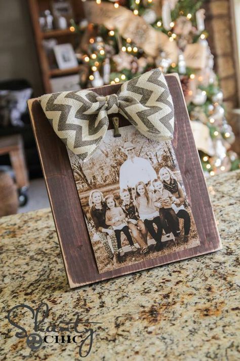 Frames Inexpensive Diy Gifts, Picture Frame Crafts, Shanty 2 Chic, Diy Picture Frames, Modern French, Diy Picture, Country Charm, Frame Crafts, Diy Bow