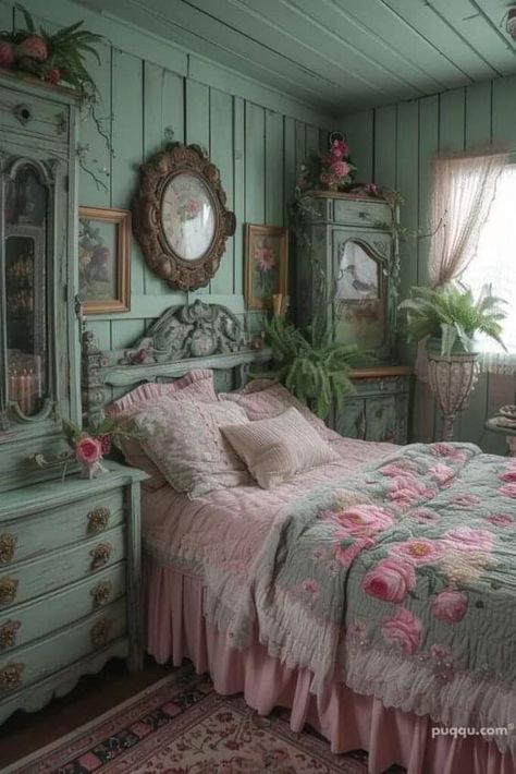 Pink Vintage Bedroom, Vintage Bedroom Sets, Vintage Bedroom Styles, Shabby Chic Bedroom Furniture, Bedroom Furniture Makeover, Sage Green Bedroom, Casa Vintage, Pink Bedrooms, Shabby Chic Bedroom