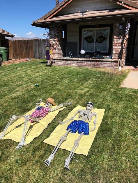 Entrada Halloween, Funny Halloween Decorations, Funny Undertale, Soirée Halloween, Halloween Diy Outdoor, Halloween Skeleton Decorations, Halloween Outside, Halloween Decor Diy, Halloween Decorations Outdoor