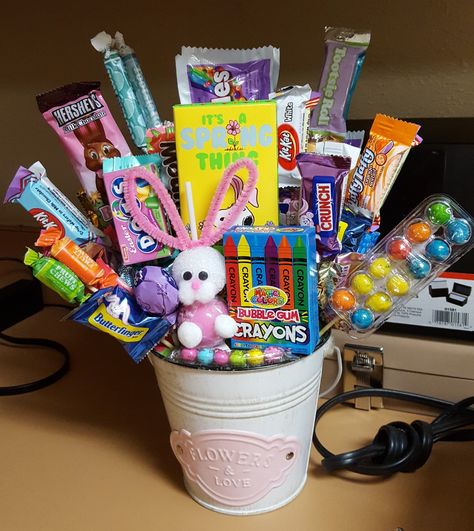 Easter Candy Bouquet, Dollar Tree Easter Basket, Unique Easter Baskets, Candy Arrangements, Candy Themed Party, Candy Gift Baskets, Candy Bouquet Diy, Candy Easter Basket, Easter 2024