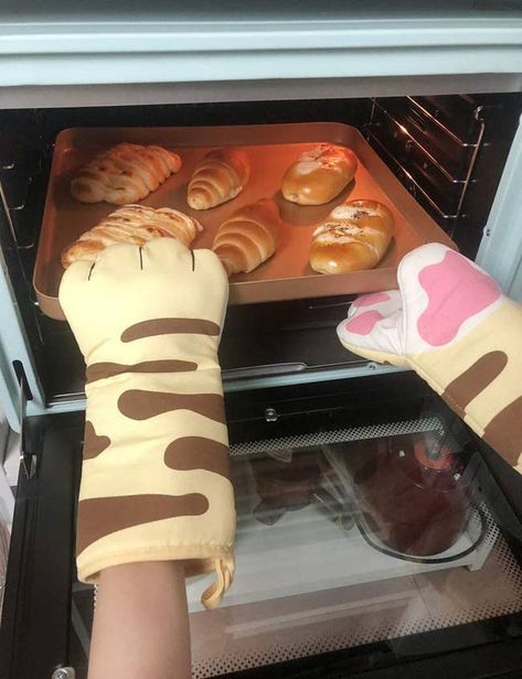 30 Products So Wonderfully Ridiculous They Are Basically Meme-Worthy Baking Gloves, Paw Gloves, Cat's Paw, Essential Kitchen Tools, Oven Gloves, Paw Design, Cleaning Gadgets, Kitchen Gloves, Cat Paw