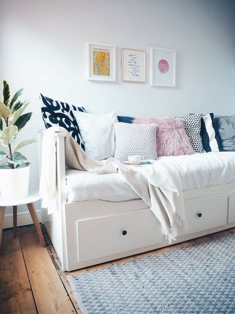 Indulgent Spare Room Ideas You Will Love Calm Room Ideas, Calming Room Ideas, Hemnes Day Bed, Daybed Ideas, Daybed Room, Small Guest Bedroom, Beach Room, Guest Room Office, Farmhouse Bedding