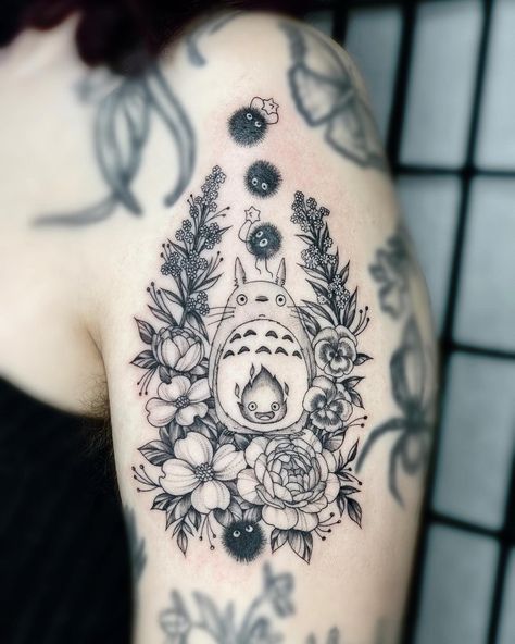 Half Sleeve Tattoos Nature, My Neighbor Totoro Tattoo, Totoro Soot Sprites, Totoro Tattoo, Tatuaje Studio Ghibli, Flower Vine Tattoos, Studio Ghibli Tattoo, Bestie Tattoo, Ghibli Tattoo