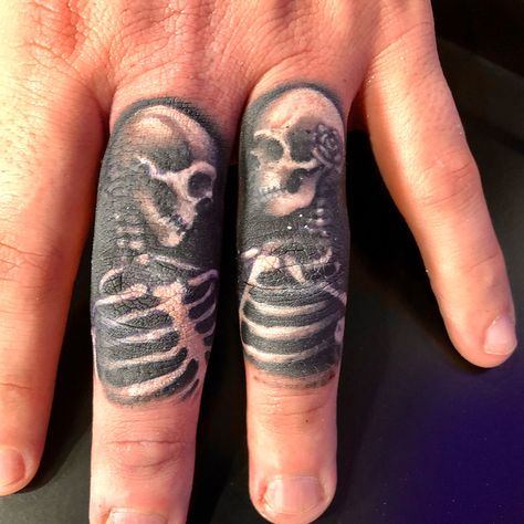 Skull Knuckle Tattoo, Skull Finger Tattoo For Women, Finger Tattoos Cover Up, Skull Finger Tattoo, Skull Finger Tattoos, Skull Couple Tattoo, Gentle Gray, Chest Tattoo Stencils, Wörter Tattoos