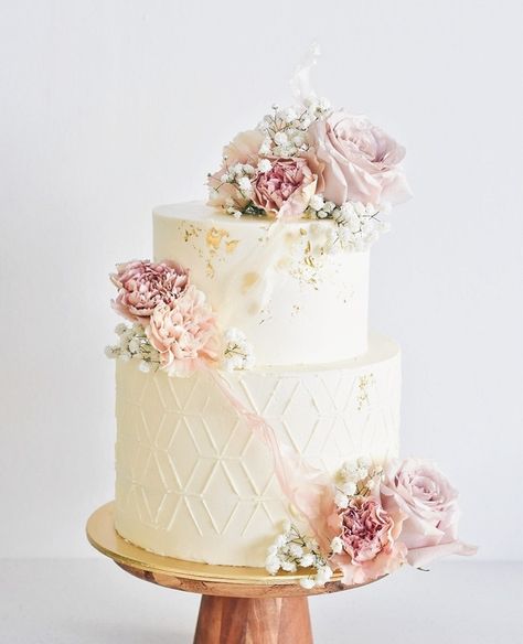 𝐙𝐞𝐞 & 𝐄𝐥𝐥𝐞 𝐂𝐚𝐤𝐞𝐬 (@zeeandellesg) • Instagram photos and videos Wedding Cake With Stencil Design, Stenciled Wedding Cakes, Stencil Wedding Cake, Stenciled Cake, Pastel Wedding Cakes, Geometric Stencil, Pastel Cakes, Cake Stuff, Cake Stencil