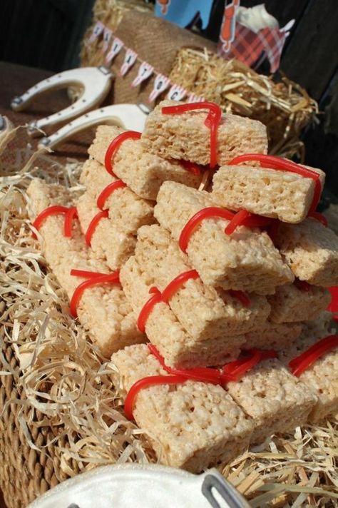 horse party food ideas | rice krispie hay bales #cowgirl party #cowboy party #western party Cowboy Vbs, Rodeo Crafts, Snacks Til Fest, Country Themed Parties, Cowboy Theme Party, Wild West Party, Western Birthday Party, Horse Birthday Parties, Cowboy Baby Shower