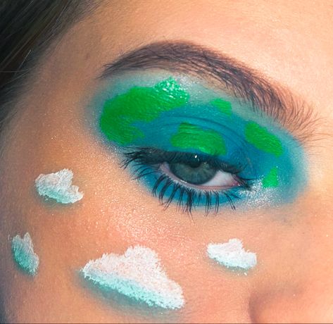 earth day. earth day makeup. earth makeup. blue eyeshadow. green eyeliner. makeup inspo. eye makeup. makeup ideas. earth eye makeup. Earth Day Makeup Look, Earth Makeup Looks, Earth Day Makeup, Green Eyeliner Makeup, Earth Makeup, Makeup Blue Eyeshadow, Eyeshadow Green, Ramp Walk, Green Eyeliner