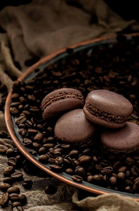 Brown Esthetics, Macaron Photography, Food Photography Lighting Setup, Desserts Photography, Coffee Macarons, Money Photography, Spices Photography, Berry Cupcakes, Moody Food Photography