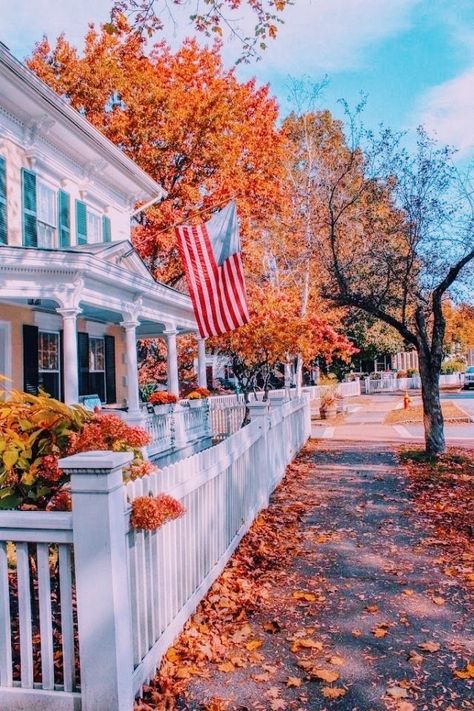 Vermont Bed And Breakfast, Vermont Architecture, Autumn In Vermont, Fall Town, Autumn Town, Fall House, Studera Motivation, Herbst Bucket List, New England Fall