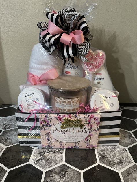 Spa Baskets, Diy Mother's Day Gift Basket, Pink Gift Basket, Mothers Day Balloons, Mothers Day Baskets, Unique Gift Baskets, Gift Baskets For Him, Basket Gifts, Valentine Gift Baskets