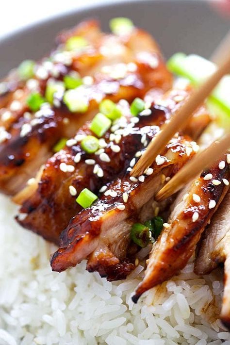 Soy-Glazed Chicken – the best soy-glazed chicken recipe ever. Made with soy sauce, five spice powder and sugar, this sticky and savory chicken is crazy good! Asian Glazed Chicken, Steam Chicken Recipe, Slow Cooker Asian, Asian Chicken Recipes, Steamed Chicken, Rasa Malaysia, Chicken Recipes Video, Soy Recipes, Recipe Dinner