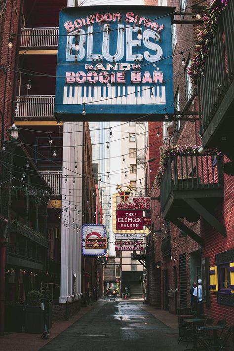 Nashville is a city of nightlife, music legends, and history. And sometimes, a combination of all three. This is the case for a small street located just 2 blocks from Broadway downtown Nashville, called Printer’s Alley.    Printer’s Alley boasts a rich history that is evident in the cobbled stone streets today. This area full […] Nashville Girls Weekend, Nashville Travel Guide, Cumberland River, Visit Nashville, Street Pictures, Nashville Trip, Tennessee Vacation, Bourbon Street, Music City