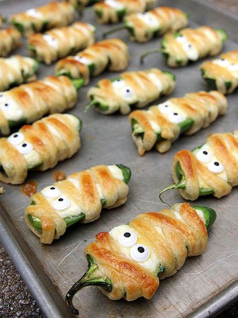 Postres Halloween, Recetas Halloween, Halloween Party Appetizers, Classy Halloween, Halloween Party Snacks, Halloween Fest, Halloween Appetizers, Adult Halloween Party, Halloween Mummy