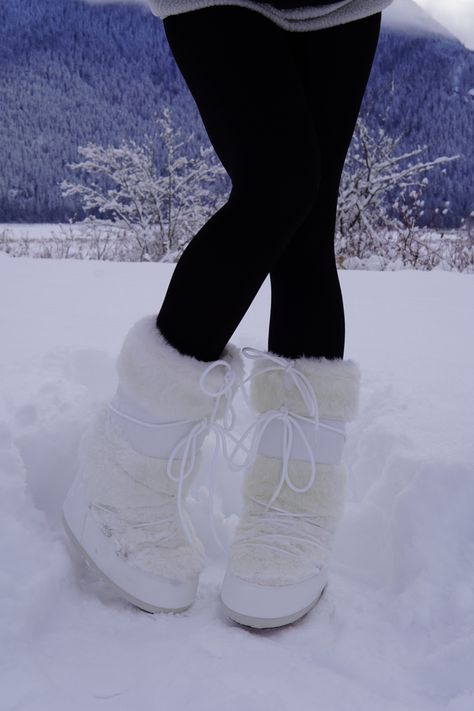 Feminine Winter Shoes, Aesthetic Winter Boots, Winter Boots Aesthetic, Nieve Aesthetic, Snowman Aesthetic, Snowflake Outfit, Moon Boots Outfit, Slavic Core, Winter Inspo Outfits