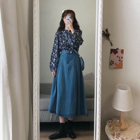 Rok Outfit, Long Skirt Fashion, Long Skirt Outfits, Muslim Fashion Hijab Outfits, Effortlessly Chic Outfits, Trendy Fashion Tops, Muslimah Fashion Outfits, Korean Girl Fashion, Fashionista Clothes