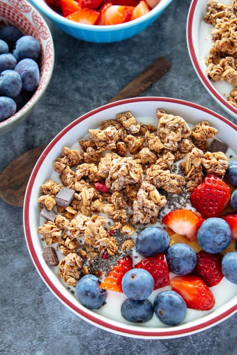 Yogurt Breakfast Bowl, Breakfast Granola, Yogurt Bowls, Healthy Breakfast Snacks, Late Night Snack, Yogurt Breakfast, Granola Breakfast, Healthy Yogurt, Idee Pasto