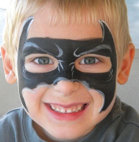 A more detailed Batman mask face painting. Batman Face Paint, Batman Makeup, Dog Face Paints, Superhero Face Painting, Batman Face, Face Painting For Boys, Batman Mask, Face Painting Easy, Kids Face Paint