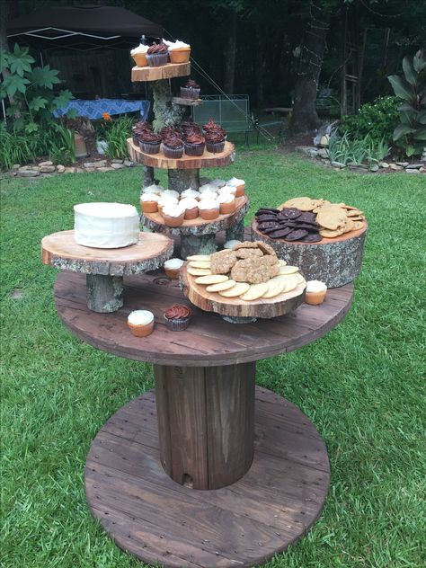 Spools as tables Backyard Party Dessert Table, Wooden Reels Ideas Outdoor Tables, Cable Reel Tables, Wooden Spool Tables Wedding, Spool Table Ideas Wedding, Buffet Table Arrangement, Cable Reel Table, Wire Spool Tables, Wooden Cable Reel