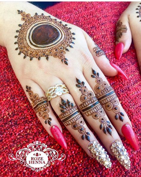 2,547 Likes, 9 Comments - Daily Henna Inspiration (@hennainspire) on Instagram: “Henna @henna_paradise . . . #henna #mehndi #whitehenna #wakeupandmakeup#zentangle #boho…” Tikki Mehendi, Best Arabic Mehndi Designs, Henna Mandala Design, Buta Design, Henna Sleeve, Henna Mandala, Tato Henna, Foot Henna, Finger Henna