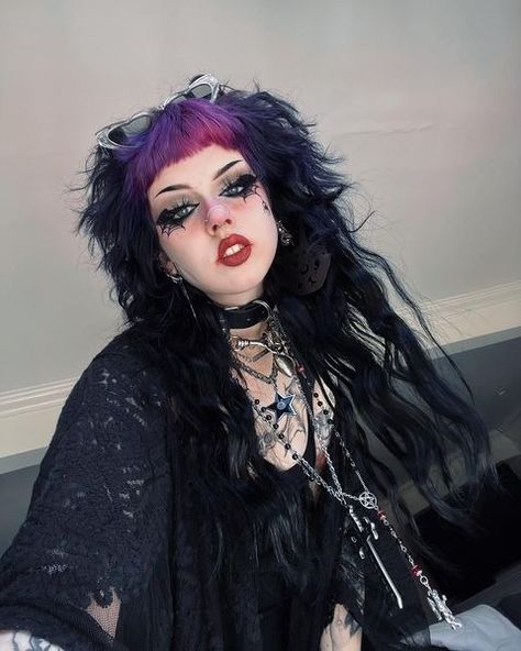 Caroline Carr (@yeahimcaroline) • Instagram photos and videos Yeahimcaroline Makeup, Caroline Carr Hair, Caroline Carr, Alt People, Fantasy Hair Color, Girl Reference, Hair 360, Goth Hair, Violet Hair