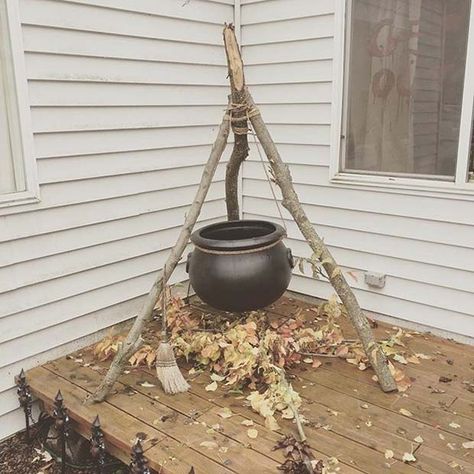 Halloween Witch House Decor, Garden Halloween Ideas, Diy Halloween Garden Decorations, Diy Halloween Cauldron Decor, How To Make A Cauldron For Halloween, Spooky Halloween Party Decorations Diy, Outdoor Cauldron Ideas, Halloween Garden Decor, Spooky Halloween Porch Ideas