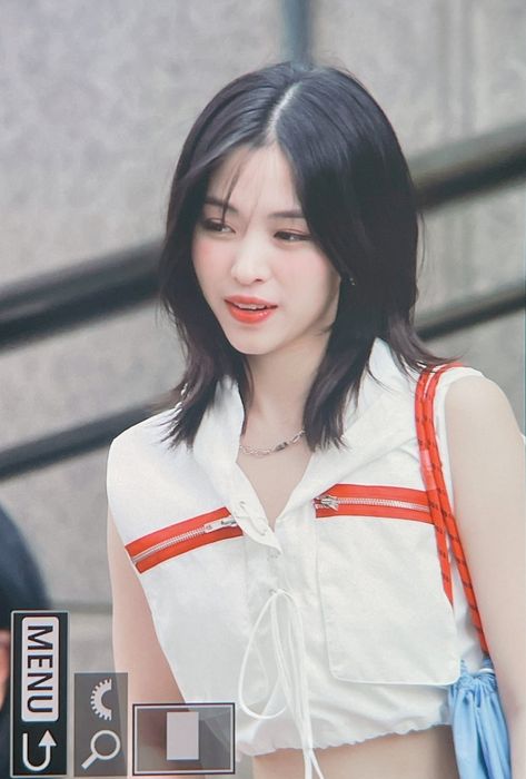 Ryujin Hair Short, Ryujin Wolfcut, Ryujin Haircut, Ryujin Short Hair, Ryujin Hair, Curtain Haircut, Medium Black Hair, Short Hair Outfits, Half Ponytail