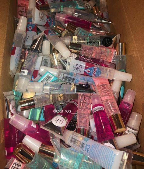 Lipgloss Aesthetic Pictures, Lip Gloss Collection Aesthetic, Aesthetic Lip Gloss Pictures, Lipgloss Collection, Lipgloss Business Aesthetic, Lipgloss Buisness, Suitcase Lipgloss Bundles, Lip Gloss Cosmetics, Best Lip Gloss