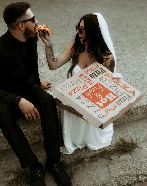 Pizza party on the side of the road & a whole lot of love Pizza After Wedding, Just Married Pizza, Elopement Pizza, Pizza Truck Wedding, Pizza Engagement Photos, Pizza Engagement Pictures, Engagement Food, Late Night Pizza, Pizza Wedding