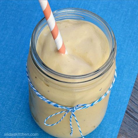 Healthy Banana Mango Smoothie Healthy Greek Yogurt Smoothie, Protein Frosty, Greek Yogurt Smoothie Recipes, Simple Protein Shake Recipes, Healthy Protein Shake Recipes, Easy Protein Shakes, Peanut Butter Protein Shake, Greek Yogurt Smoothie, Coffee Yogurt