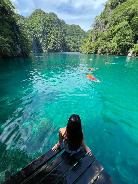 Girl sitting in front of a crystal clear blue lake in Kayangan Lake at Coron Palawan Philippines Vision Board Philippines, Philippine Coron, Phillipines Travel Aesthetic, Palawan Philippines Aesthetic, The Philippines Aesthetic, Phillipines Aesthetic, Palawan Aesthetic, Philippines Aesthetic, Kayangan Lake