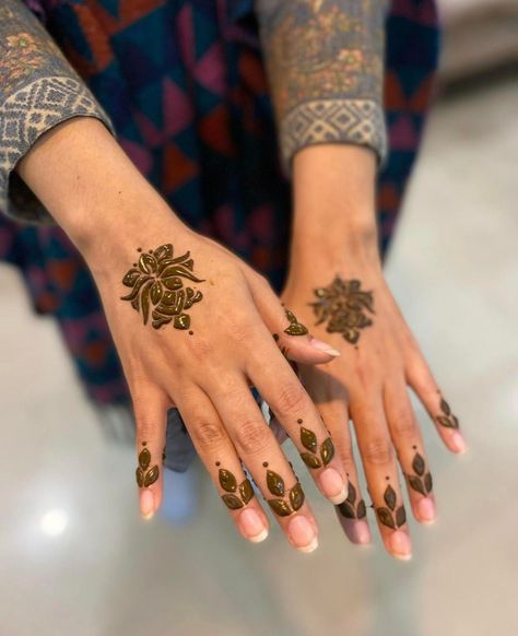 Arabic Finger Henna Designs, Front Henna Designs, Minimilastic Mehendi Designs, Minimal Mehndi Designs Fingers, Easy Minimal Mehendi Designs, Small Mehendi Designs Modern, Minimal Finger Henna, Minimilastic Mehendi, Minimilistic Mehndi