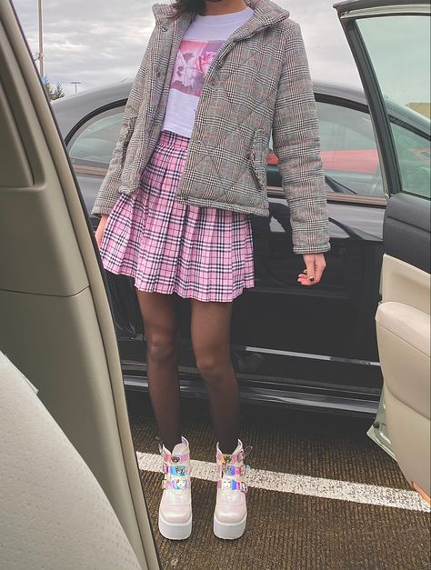 Pink Checkered Skirt Outfit, Punk Athstetic, Pink Plaid Skirt Outfit, Plaid Skirt Outfit Ideas, Plaid Pleated Skirt Outfit, Demonia Outfit, Parking Lot Aesthetic, Checkered Skirt Outfit, Pink Skirt Outfits