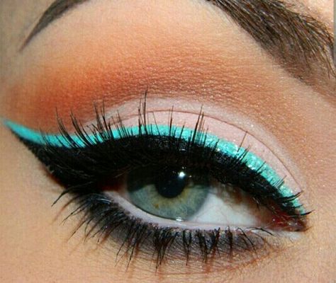 And a pop of aqua liner! Teal Eyeliner Makeup, Aqua Eyeliner, Teal Eyeliner, Outfit Navidad, Green Eyeliner, 50s Hairstyles, Aqua Eyes, Pretty Lashes, No Eyeliner Makeup