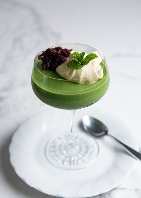 Matcha Pudding is a very easy dessert to make. It has a silky texture with a slightly bitter matcha favour. Sweet toppings are must-haves. Matcha Desserts, Japan Dessert, Matcha Pudding, Sweet Matcha, Sweet Red Bean Paste, Matcha Dessert, Dessert To Make, Matcha Cookies, Ceremonial Matcha