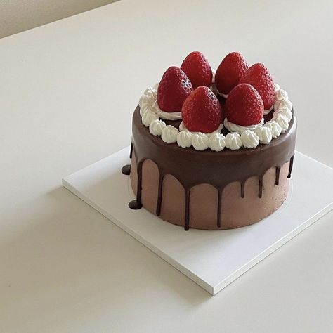 Chocolate Cake Aesthetic, Tiny Cakes, Mini Cakes Birthday, Pretty Dessert, Cute Baking, Creative Birthday Cakes, Simple Birthday Cake, Pretty Birthday Cakes, Cute Birthday Cakes