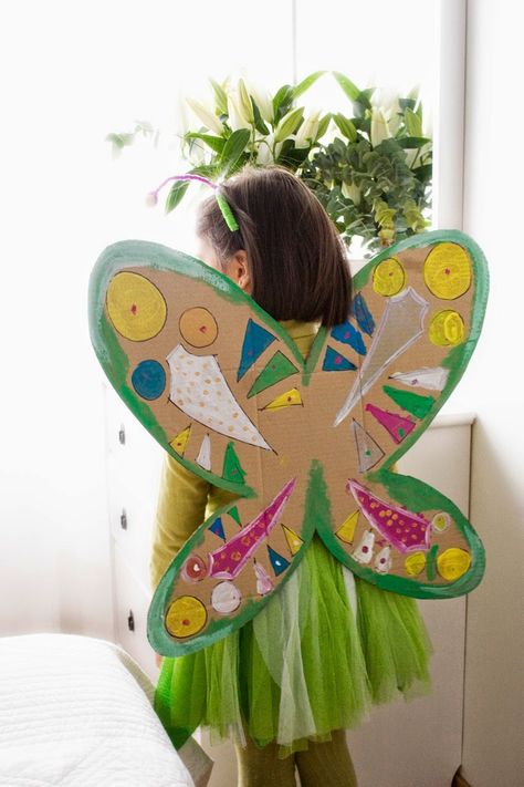 Taller de Creactividad: 2 Disfraces de cartón reciclado | DEF Deco - Decorar en familia #reciclar Recycled Costumes For Kids, Carnaval Kids, Hungry Caterpillar Activities, Princess Crafts, Baby Birthday Invitations, Puppets Diy, Recycled Dress, Butterfly Costume, Diy Costumes Kids