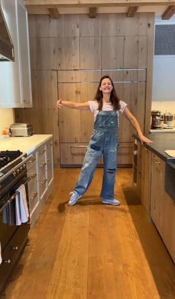 Jennifer Garner Kids, Jennifer Garner Hair, Jennifer Garner Style, Jen Garner, House Bedroom Ideas, Jennifer Garner, Loose Jeans, Cooking Show, Beautiful Kitchens