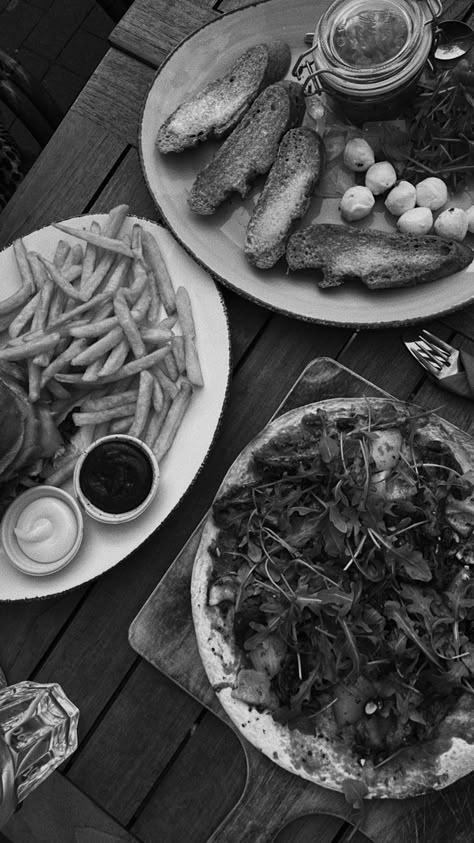 #food #foodphotography #yummy Food Photography Black And White, Black And White Food Photography, Black Aesthetic Food, Food Black And White Aesthetic, Healthy Food Black And White, Food Black And White, Black And White Food, Snaps Stories, Vsco Food