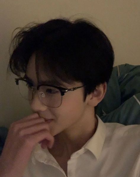 Cute Nerd Guy Aesthetic, Asian Nerd Guy, Asian Guy Aesthetic, Nerd Guy Aesthetic, Asian Glasses, Boys Aesthetic Outfits, Nerd Aesthetic, Night Club Aesthetic, Cute Nerd