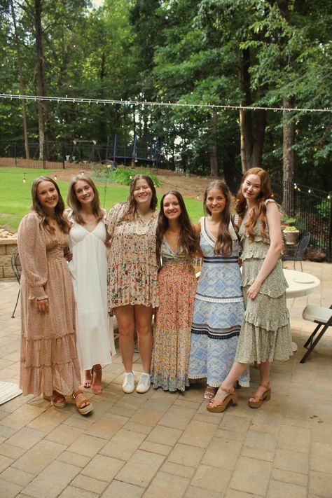 dresses | heels | dinner party | backyard Party Group Pictures, Summer Outfits Boho, Party Outfits Summer, Aesthetic Backyard, Poses Friends, Backyard Dinner, Backyard Dinner Party, Group Picture Poses, Dinner Party Outfits