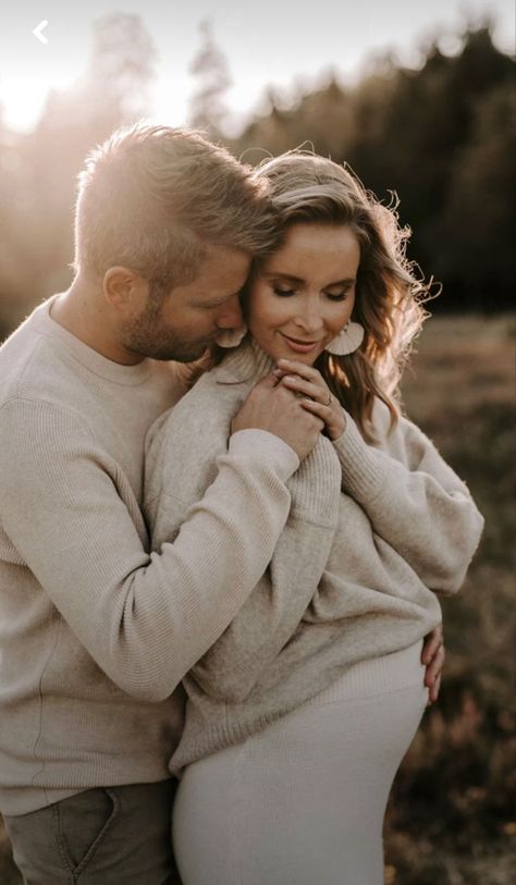 Winter Maternity Photos Outdoor, Older Couple Photoshoot, Maternity Couple Poses, Aesthetic Pregnancy, Motherhood Aesthetic, Poses Winter, Winter Maternity Pictures, Fall Maternity Pictures, Couple Maternity Poses