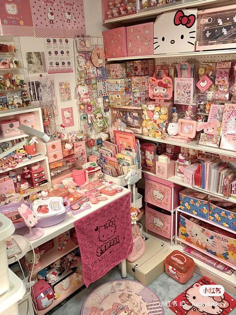 Kpop Table, Anime Maximalist Room, Sanriocore Bedroom, Cozy Sanrio Room, Aesthetic Hellokitty, Pink Otaku Room, Crib Inspiration, Sanrio Collection Room, Clutter Core