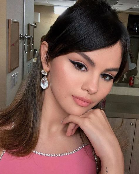 Selena Gomez Looks Incredible In Winged Liner On Jimmy Fallon | GRAZIA Magazine 60s Inspired Makeup, Selena Gomez Birthday, Selena Gomez Hair, Looks Kylie Jenner, Celebrity Beauty Secrets, Selena Gomez Pictures, Makeup Artist Tips, Marie Gomez, No Eyeliner Makeup