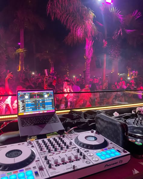 Dj Lifestyle Aesthetic, Dj House Party Aesthetic, Beach Dj Party, Neon Dj Aesthetic, Dj Pics, Dj On The Beach, Vegas Bars, Hobbies To Try, Party Hardy